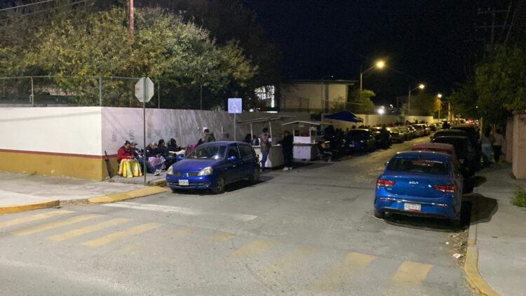 Padres hacen guardia en escuelas previo al arranque de preinscripciones escolares de febrero