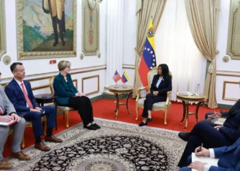 Presidenta interina de Venezuela recibe a enviada de Estados Unidos