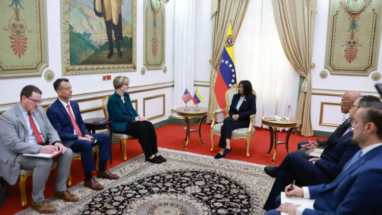 Presidenta interina de Venezuela recibe a enviada de Estados Unidos
