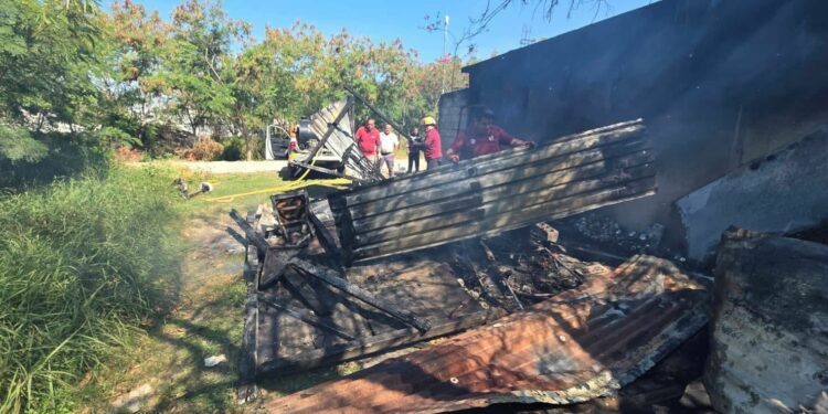 Jornada de siniestros: Reportan pérdida total de tejabán y quema de pastizales