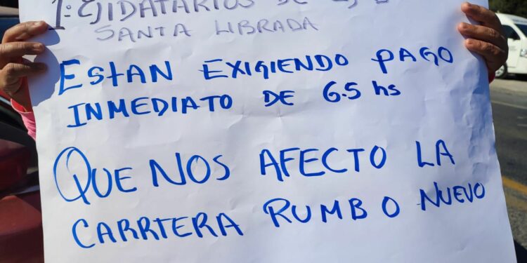 Ejidatarios bloquean la Rumbo Nuevo por adeudo de tierras