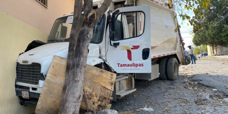 Ignora Gattás mantenimiento y camión de basura provoca accidente