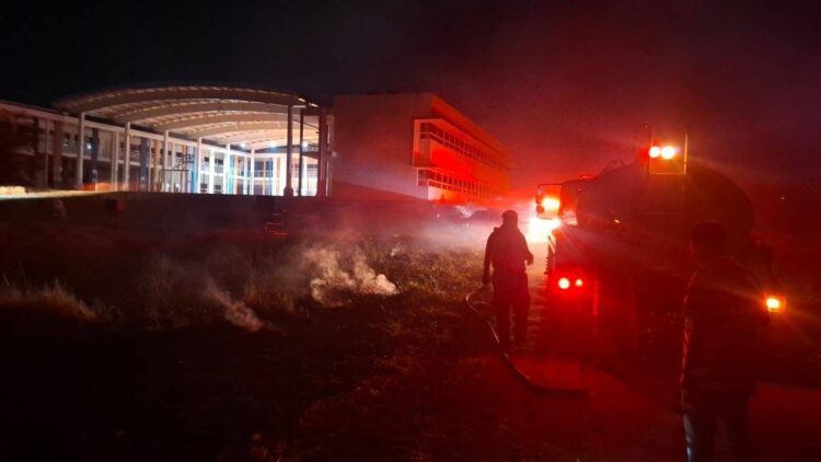 Controlan incendio de zacatal al norte de Victoria