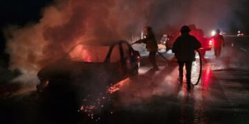 Se incendia automóvil compacto en la carretera Victoria-Monterrey