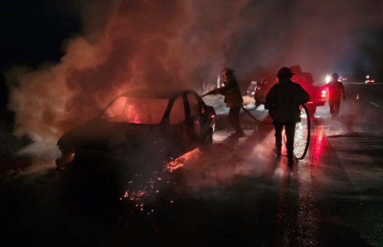 Se incendia automóvil compacto en la carretera Victoria-Monterrey