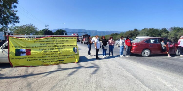 Ejidatarios bloquean la Rumbo Nuevo por adeudo de tierras