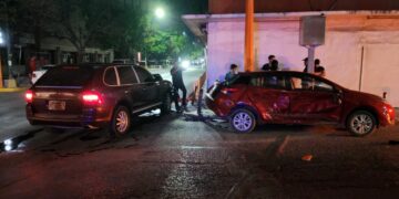 Se vendió… destroza su Porsche en pleno centro de Victoria