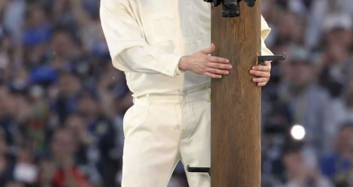 CFE se vuelve tendencia al caracterizar a Bad Bunny