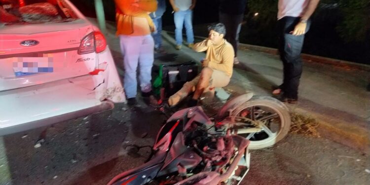 Fuerte accidente en Bulevar Guadalupe Victoria deja a motociclista con fracturas graves