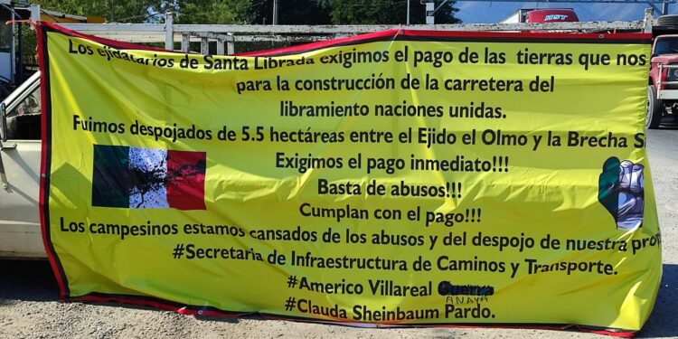 Ejidatarios bloquean la Rumbo Nuevo por adeudo de tierras