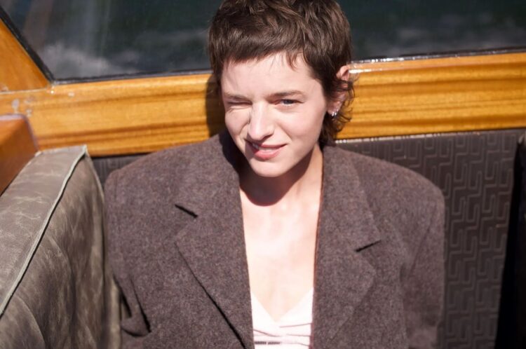 De Lady Di a Elizabeth Bennet: Emma Corrin encabezará la versión de Netflix de Orgullo y Prejuicio