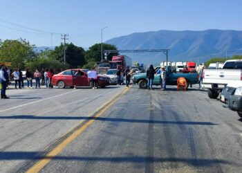 Ejidatarios bloquean la Rumbo Nuevo por adeudo de tierras