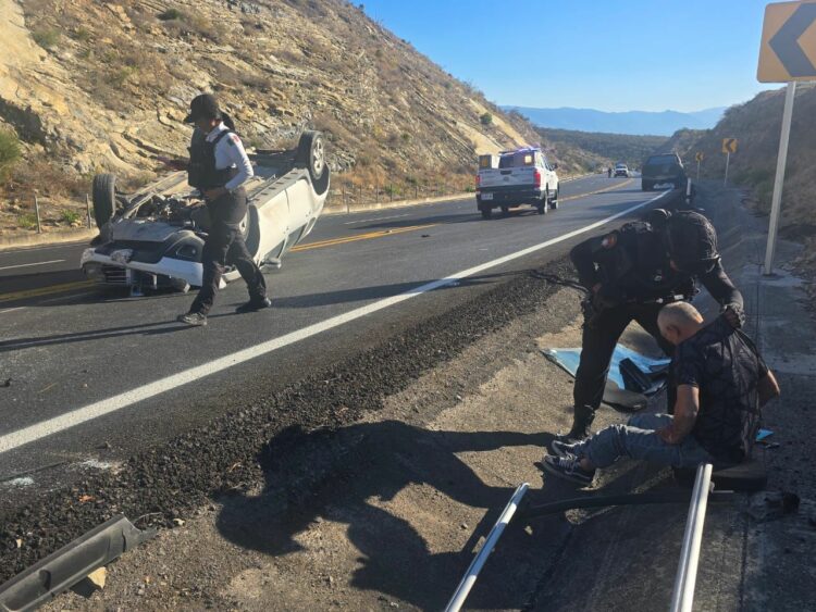 Vuelca automóvil en la carretera Cd. Victoria- San Luis Potosí, tramo Jaumave
