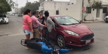 Comerciante omite alto y provoca choque contra motociclista