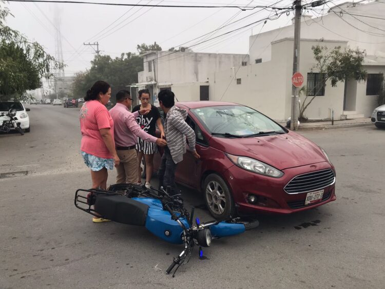 Comerciante omite alto y provoca choque contra motociclista