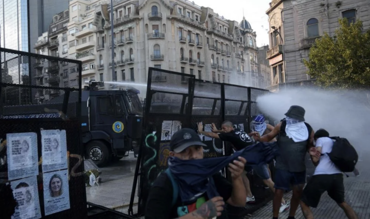 Enfrentamientos en Argentina durante protesta por reforma laboral
