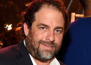 Documentos desclasificados vinculan a Brett Ratner con Jeffrey Epstein.