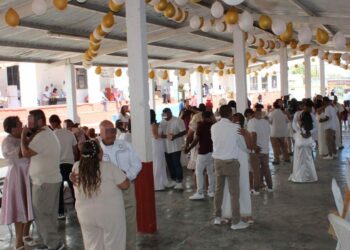 Celebran matrimonios colectivos en el CEDES Victoria; 21 parejas formalizan su unión