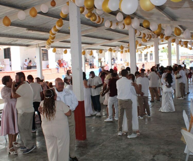 Celebran matrimonios colectivos en el CEDES Victoria; 21 parejas formalizan su unión