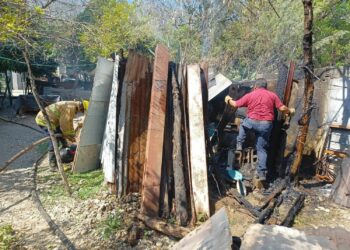 Siniestro destruye cuarto de madera y deja un intoxicado