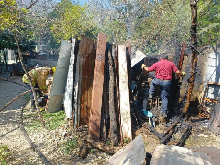Siniestro destruye cuarto de madera y deja un intoxicado