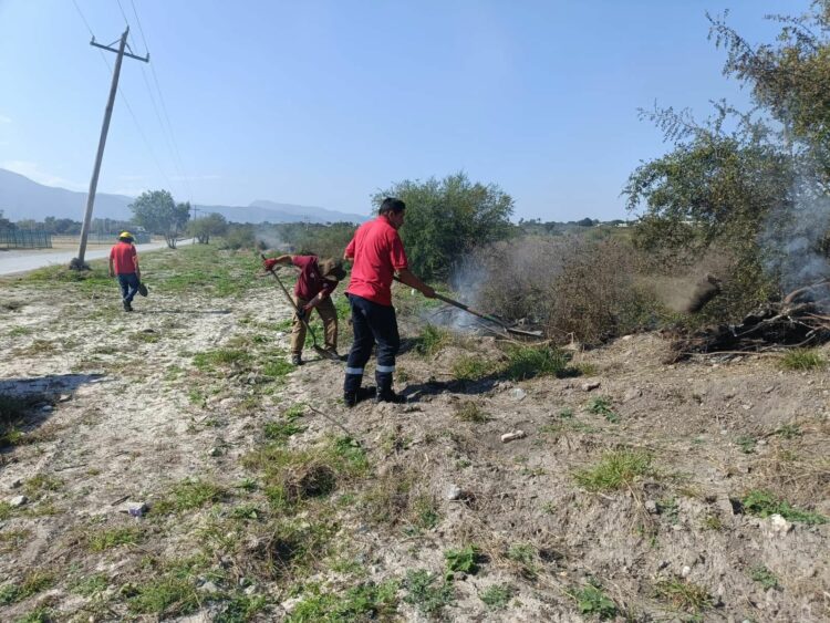 Controlan quema de maleza frente a la Unidad Deportiva Revolución Verde