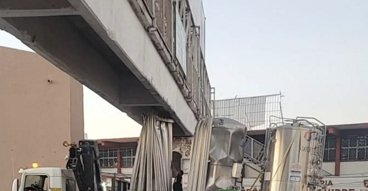 Tráiler queda atorado en puente peatonal y colapsa tráfico en Reynosa