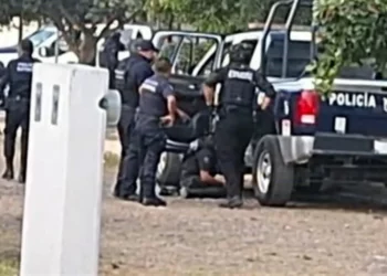 Atentan contra policías en Colima, muere uno