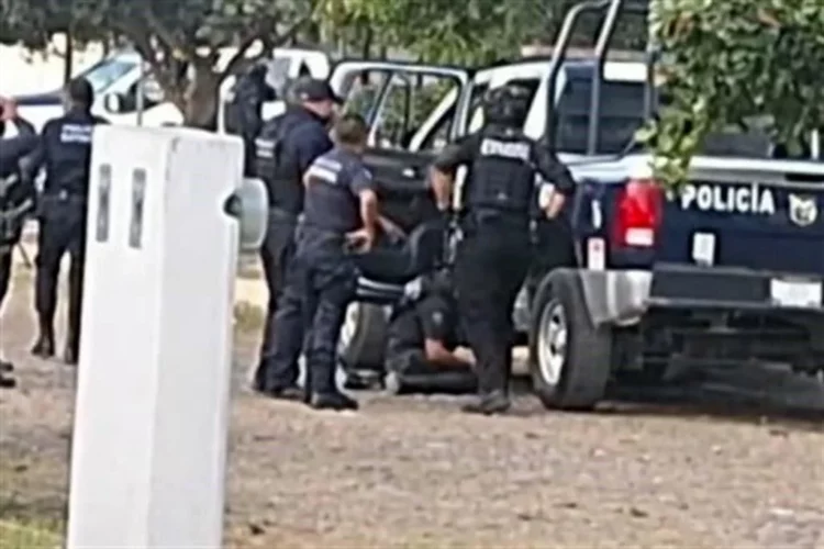 Atentan contra policías en Colima, muere uno