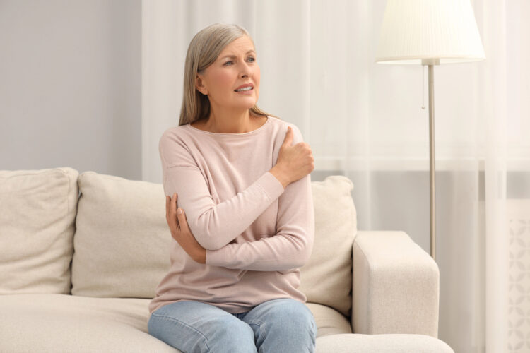 Por qué el dolor crónico dura más en las mujeres (y el papel de las hormonas)