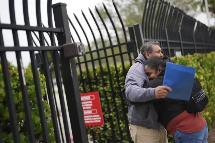 EEUU endurece reglas para refugiados sin residencia permanente