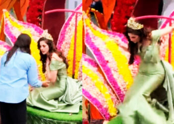 Susto en Ambato: La mexicana Fátima Bosch se desploma en pleno carro alegórico