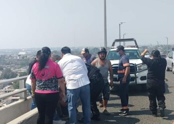 Frustran intento de suicidio de menor en puente Tampico