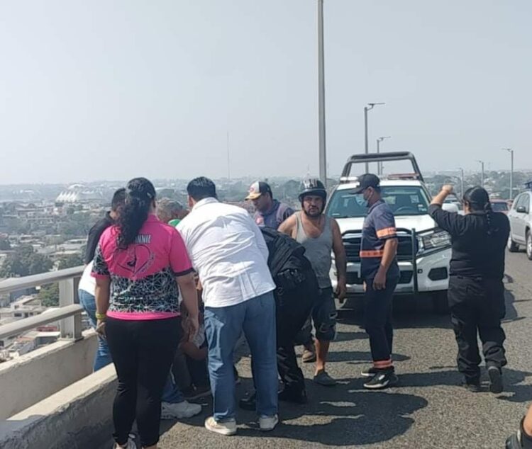 Frustran intento de suicidio de menor en puente Tampico