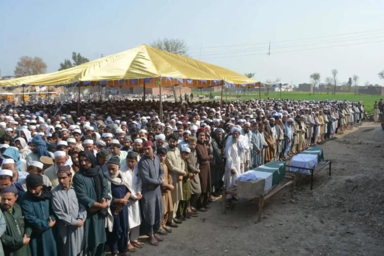 Pakistán declara guerra a Afganistán tras bombardeos