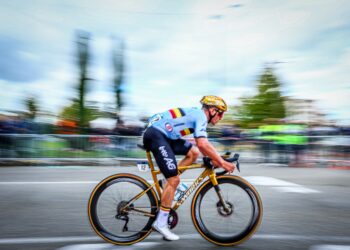 Remco Evenepoel gana la contrarreloj del UAE Tour 2026 y asume el liderato general