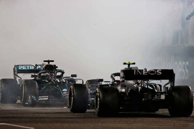 Mercedes y sus clientes enfrentan retrasos en la certificación del combustible sostenible para 2026