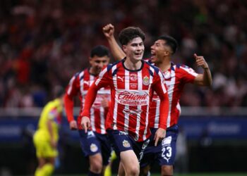 Guadalajara vence al América y consolida su liderato en el Clásico Nacional