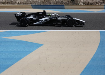 Sergio Pérez y Cadillac enfrentan dificultades técnicas en el inicio de los test de Bahréin