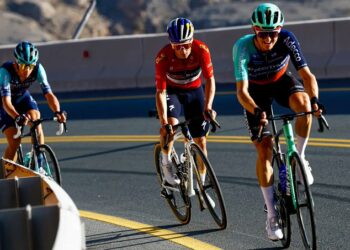 Evenepoel impone su ley en Abu Dabi y desplaza al mexicano Isaac del Toro