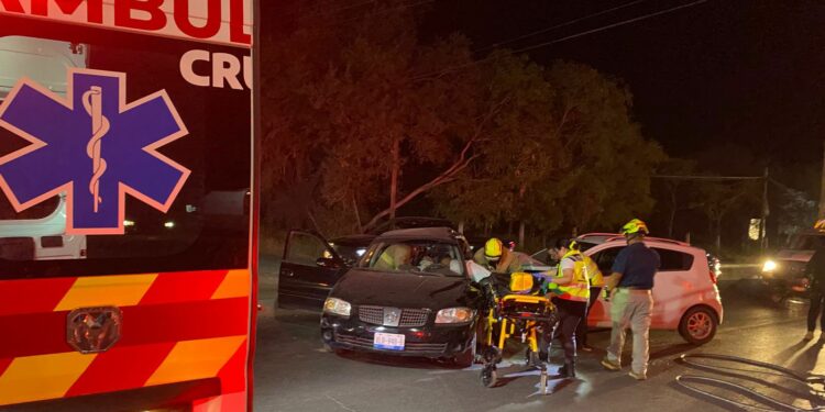 Choque múltiple en la carretera Victoria–Monterrey deja una mujer lesionada