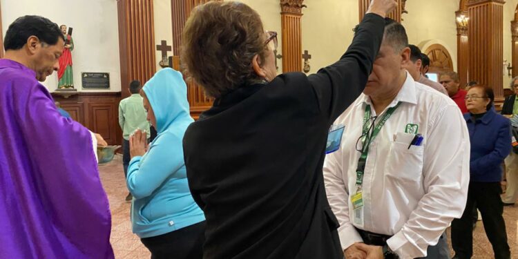 Fieles de Victoria inician la Cuaresma con el Miércoles de Ceniza