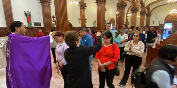 Fieles de Victoria inician la Cuaresma con el Miércoles de Ceniza