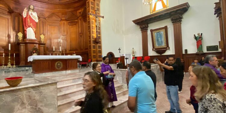 Fieles de Victoria inician la Cuaresma con el Miércoles de Ceniza