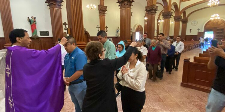 Fieles de Victoria inician la Cuaresma con el Miércoles de Ceniza