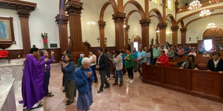 Fieles de Victoria inician la Cuaresma con el Miércoles de Ceniza