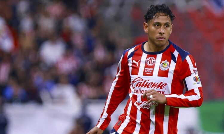 Luis Romo queda fuera del Clásico Nacional: Chivas confirma su baja ante América