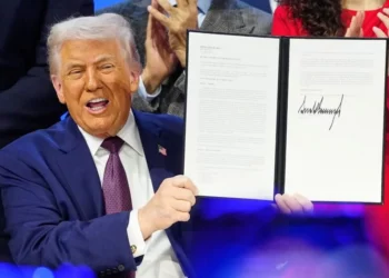 Trump “desenchufa” norma que impulsaba autos de eléctricos