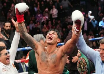 Ryan García derriba a Barrios y se corona campeón mundial welter del CMB