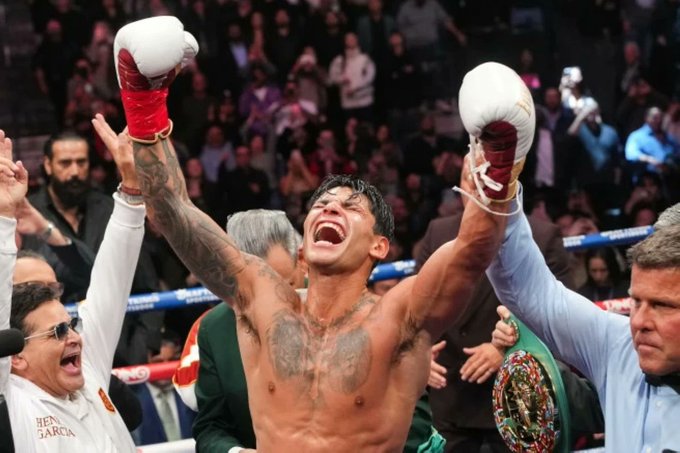 Ryan García derriba a Barrios y se corona campeón mundial welter del CMB